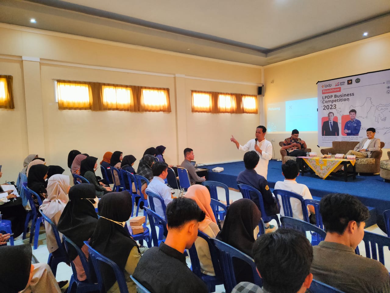 Sosialisasi entrepreneurship bagi mahasiswa, pelajar dan umum di Aula Fakultas Teknik Universitas Ha Sosialisasi entrepreneurship bagi mahasiswa, pelajar dan umum di Aula Fakultas Teknik Universitas Ha